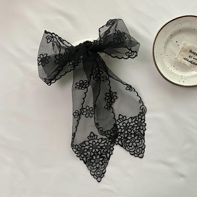 The Abbotsford Lace Streamer