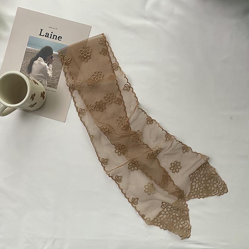 The Abbotsford Lace Streamer