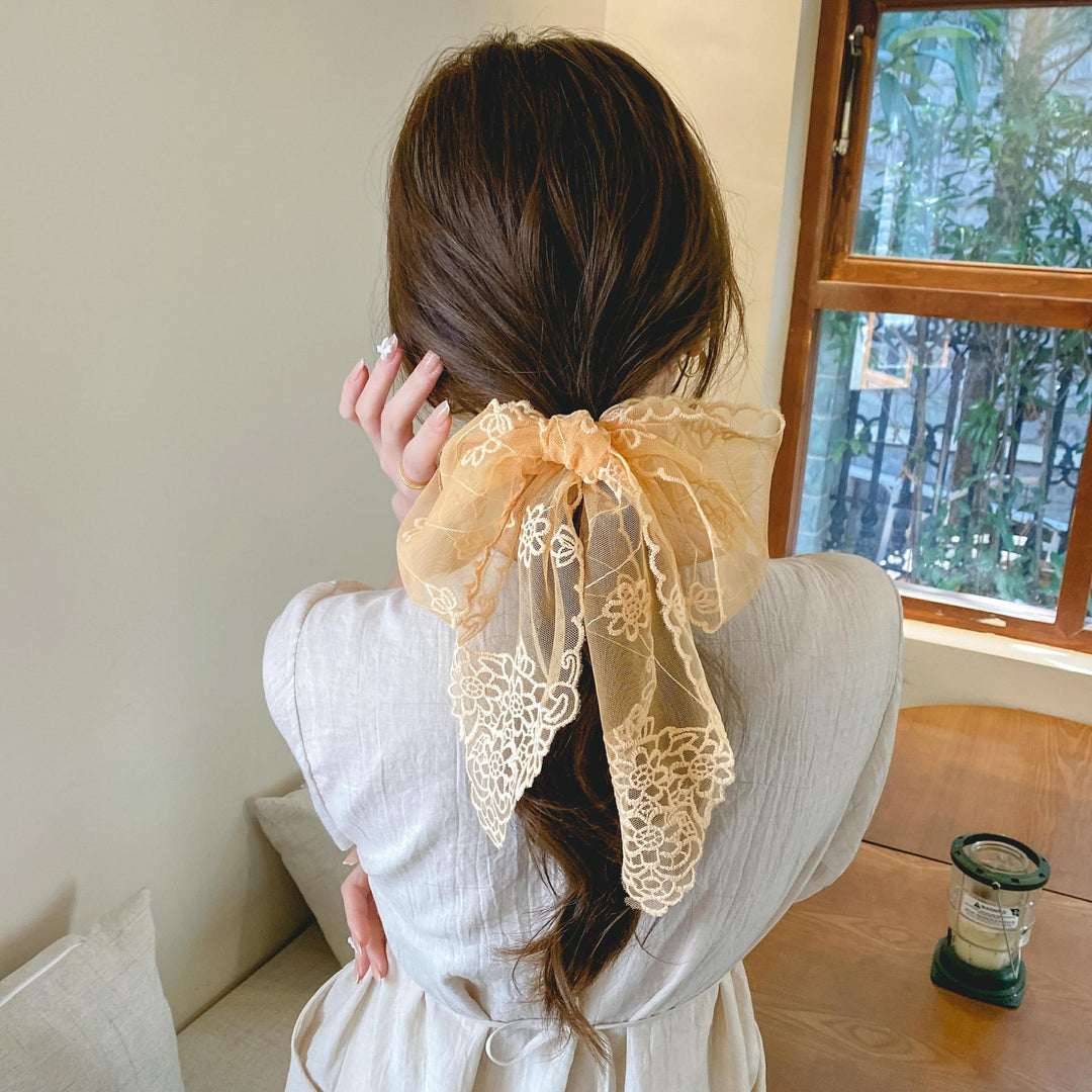 The Abbotsford Lace Streamer