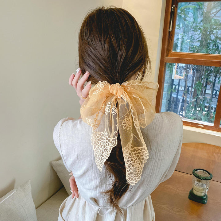 The Abbotsford Lace Streamer